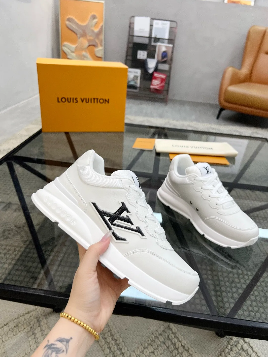 Factory price: 460💰Lv🔍Top purchasing agent🇮🇹 Road The most popular sports shoes for street men are available at the same counter. The uppers are imported cowhide fabrics from Italy, high-quality spliced colorful and complex handicrafts, imported comfortable mesh linings, soles: original soles specially provided by the original factory, T men's men's shoes 💰U foam exclusive movable molded soles are super comfortable, original factory and single goods, 🔍🔍high quality, you can enter and exit the counter at will, welcome to compare, code number 38-44, (45 customized)